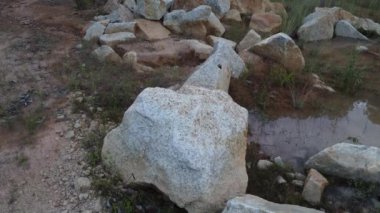 Taş ocağındaki yağmurdan sonra durgun suyun hava görüntüsü..