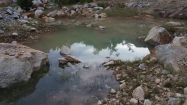 Taş ocağındaki yağmurdan sonra durgun suyun hava görüntüsü..