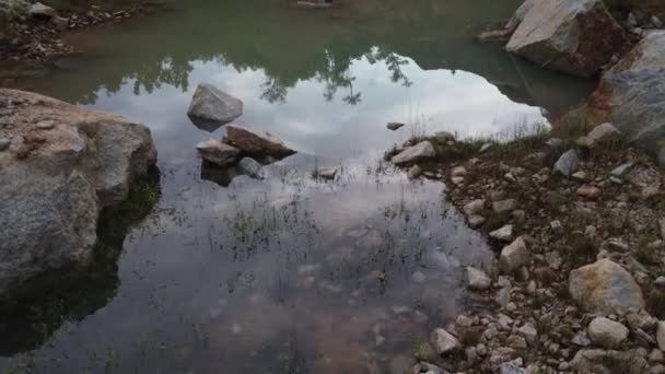 Flygbild Det Stillastående Vattnet Efter Regnet Vid Stenbrottet — Stockvideo