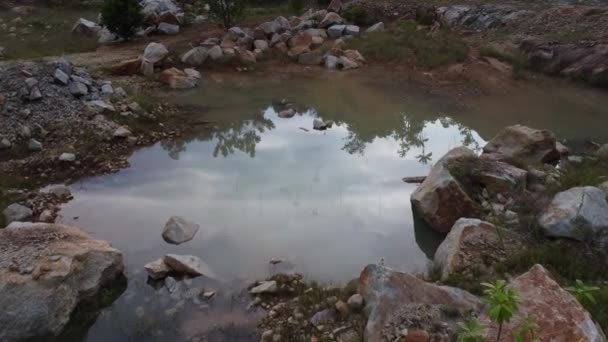 Воздушная Сцена Застойной Воды После Дождя Зоне Карьера — стоковое видео