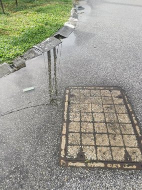 Yağmurdan sonra yol kenarında durgun su birikintisi