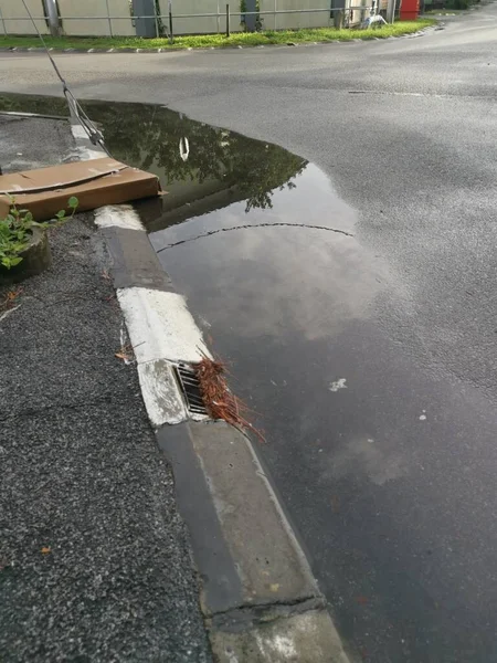 雨の後道端に水が停滞し — ストック写真