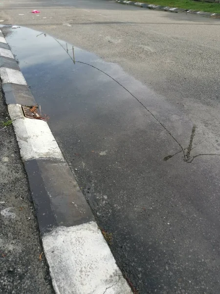 Ανακλαστική Λακκούβα Στάσιμο Νερό Στην Άκρη Του Δρόμου Μετά Βροχή — Φωτογραφία Αρχείου