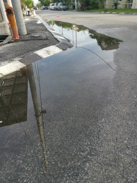 Poça Reflexiva Com Água Estagnada Beira Estrada Após Chuva — Fotografia de Stock