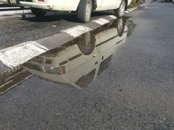 Poça Reflexiva Com Água Estagnada Beira Estrada Após Chuva — Fotografia de Stock