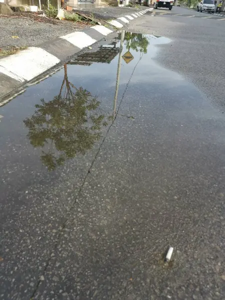 Charco Reflectante Con Agua Estancada Carretera Después Lluvia — Foto de Stock