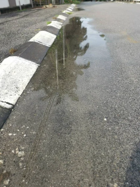 Poça Reflexiva Com Água Estagnada Beira Estrada Após Chuva — Fotografia de Stock