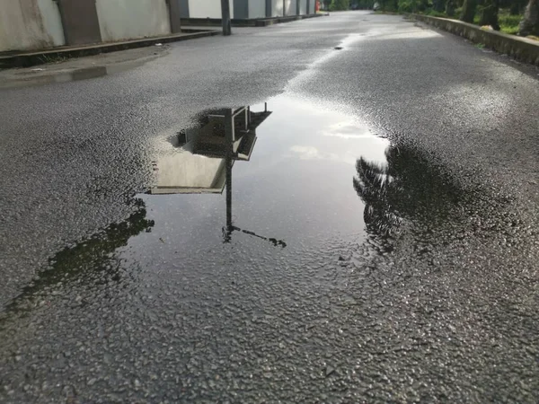 Poça Reflexiva Com Água Estagnada Beira Estrada Após Chuva — Fotografia de Stock