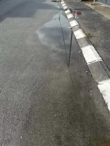 Poça Reflexiva Com Água Estagnada Beira Estrada Após Chuva — Fotografia de Stock