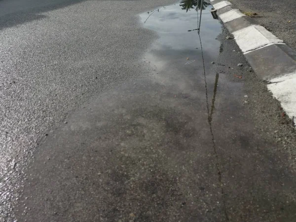 Reflecterende Plas Met Stilstaand Water Langs Weg Regen — Stockfoto