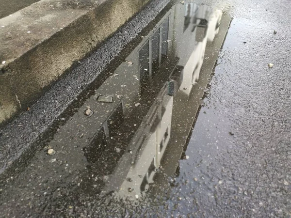 Reflekterande Pöl Med Stillastående Vatten Vägkanten Efter Regnet — Stockfoto
