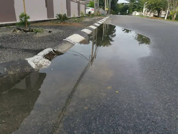Charco Reflectante Con Agua Estancada Carretera Después Lluvia —  Fotos de Stock