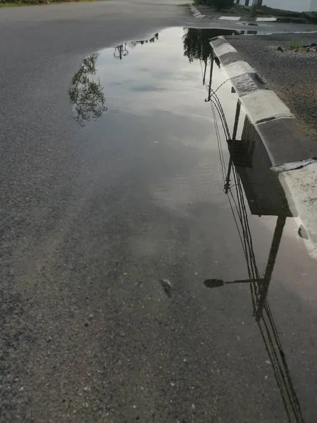 Ανακλαστική Λακκούβα Στάσιμο Νερό Στην Άκρη Του Δρόμου Μετά Βροχή — Φωτογραφία Αρχείου