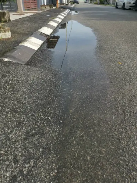 Spiegelnde Pfütze Mit Stehendem Wasser Straßenrand Nach Dem Regen — Stockfoto