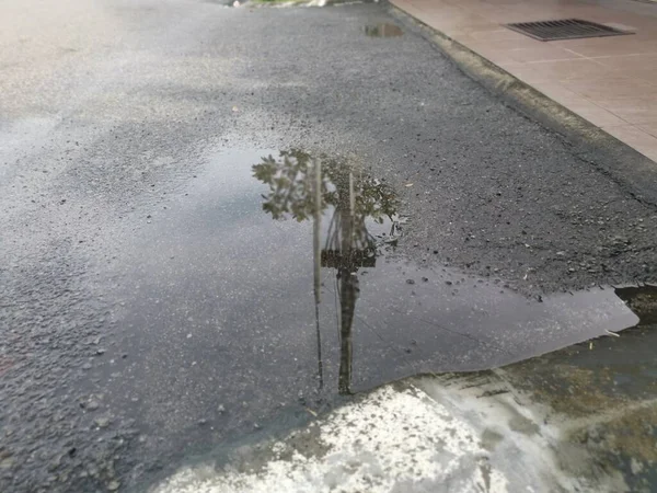 Reflecterende Plas Met Stilstaand Water Langs Weg Regen — Stockfoto
