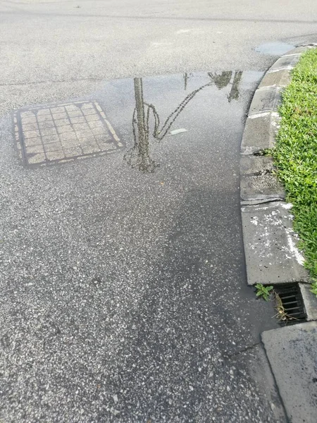 雨の後道端に水が停滞し — ストック写真