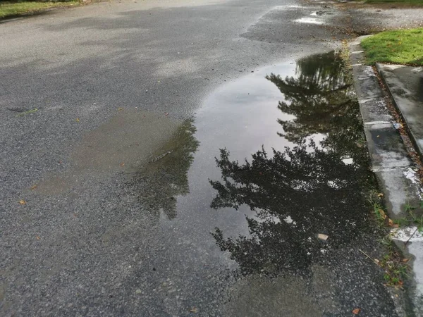 Charco Reflectante Con Agua Estancada Carretera Después Lluvia — Foto de Stock