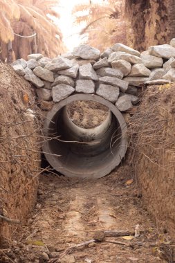 Çiftlikteki beton silindirli drenajın kızılötesi görüntüsü