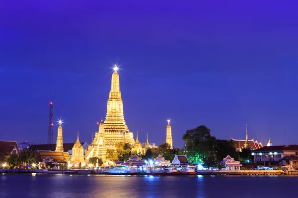 Twilight wat arun or the royal temple of dawn at bangkok thailan — Stock Photo, Image