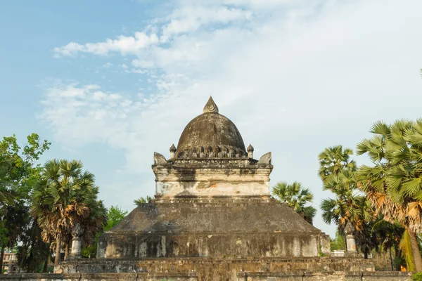 Stromové zobrazení louangprabang wat visoun pagoda — Stock fotografie