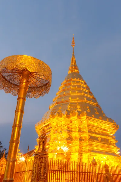 Světlo večer pagoda wat phrathat doi suthep v chiang mai thail — Stock fotografie