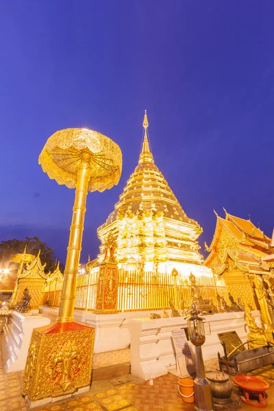 Noční světlo wat phrathat doi suthep chrám z Thajska v chiang — Stock fotografie