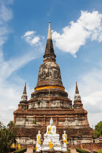 Azul cielo fondo buddha wat yai chai mong kon en ayutthaya th —  Fotos de Stock