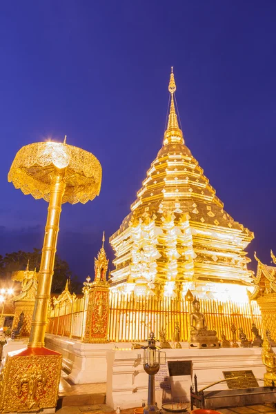 Luz de noche wat phrathat doi suthep templo de Tailandia en Chiang —  Fotos de Stock
