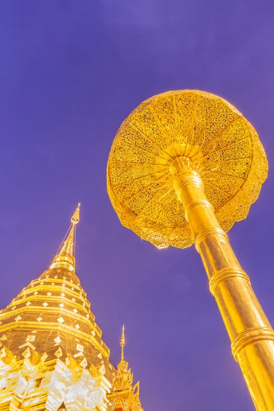 Noční světlo pagoda glod wat phrathat doi suthep chrám thail — Stock fotografie