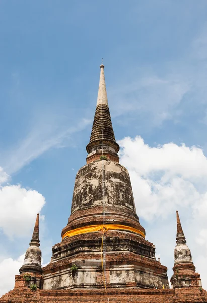 Blauwe hemel en boom weergave pagode wat yai chai mong kon ayutthaya — Stockfoto