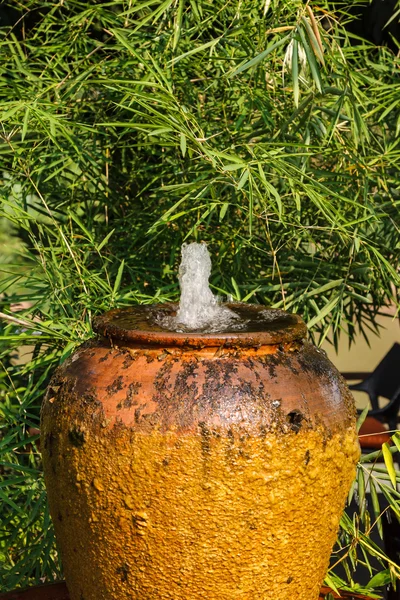 Glas Wasserfall auf Hintergrund Baum — Stockfoto