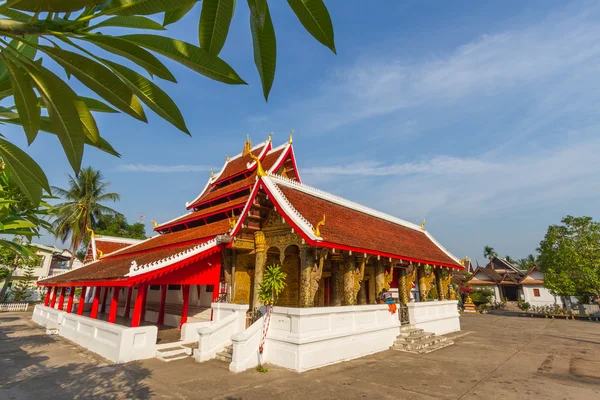 Blauwe lucht met boom weergave wat saensukkaram tempel — Stockfoto