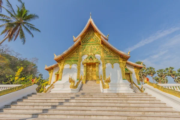 蓝蓝的天空视图与 louangprabang 国家博物馆 — 图库照片