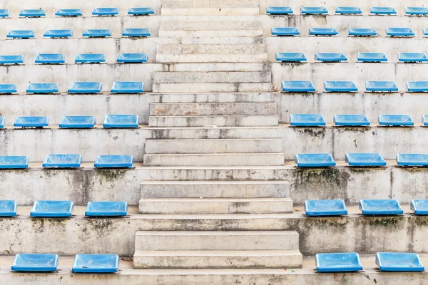 Schodiště koridor tribuny aréna s modrou židli — Stock fotografie