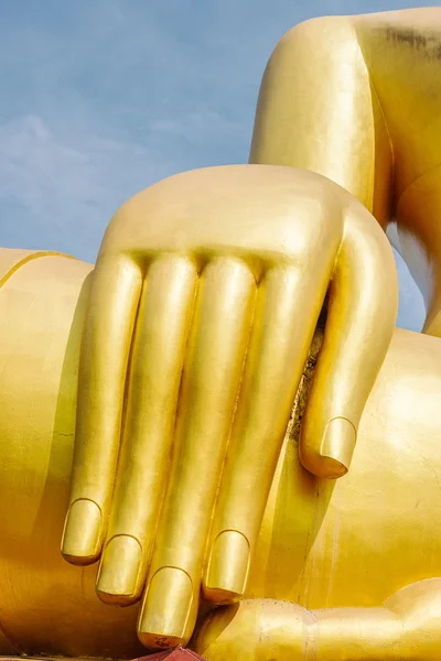 Die große Hand goldener Buddha im Wat Sopharam, Sukhothai, Thailand — Stockfoto