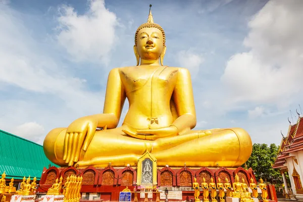 El Gran Buda Dorado en Wat Sopharam, Sukhothai, Tailandia —  Fotos de Stock