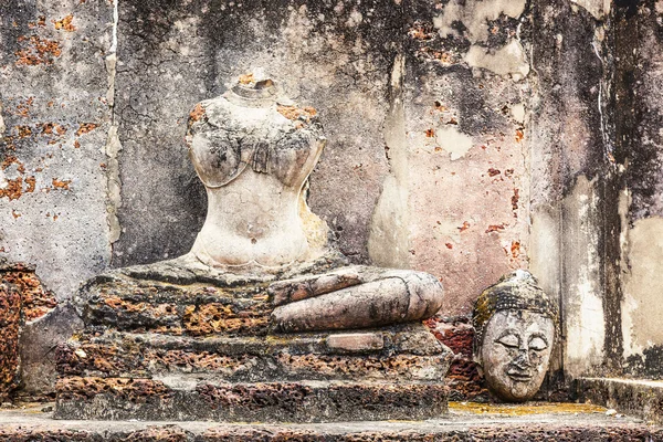 Onderverdeeld in stukken oude Boeddha sukhothai, thailand — Stockfoto