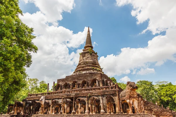 Wat chang rom Sukhothai, Thailand — Stockfoto