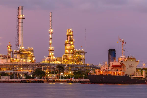 Aardolie en olie raffinaderij — Stockfoto
