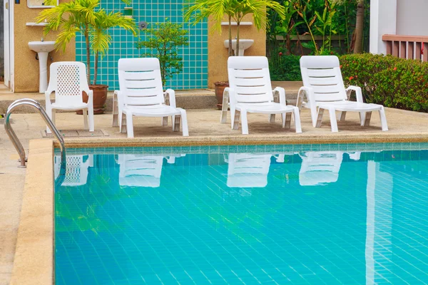 Blått vatten pool inne hotel — Stockfoto