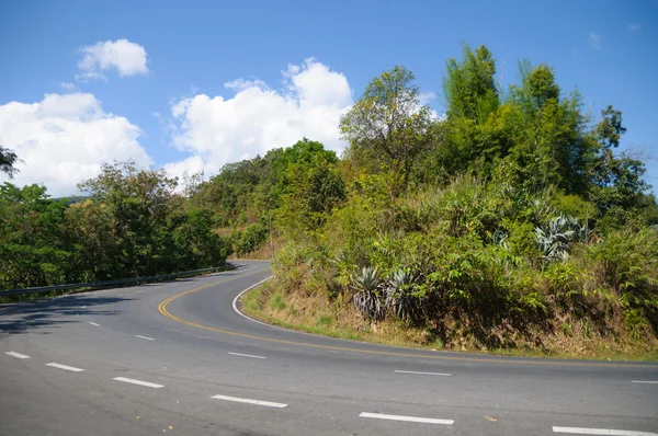 Curve with blud sky and mountain — Stock Photo, Image