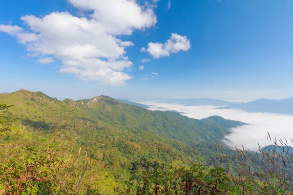 Blauwe hemel en berg met doiphatang Noordoost Chiang Rai thaila — Stockfoto