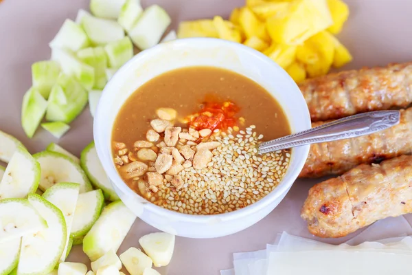 Vietnam mutfağı, kavrulmuş domuz eti ile baharatlı Servis (nam neung)