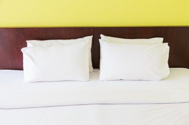 yatakta uyumak için yastık