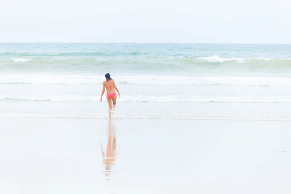 Las mujeres usan bikini jugar al mar —  Fotos de Stock
