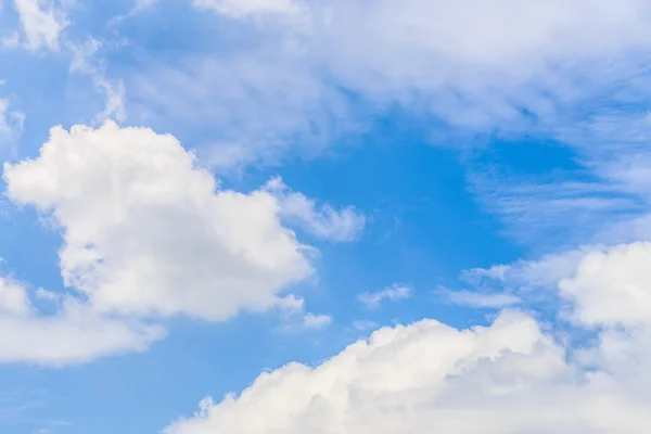 Kaunis pilvinen sininen taivas Thaimaassa — kuvapankkivalokuva
