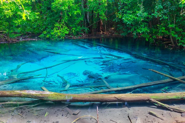 Blaues Wasser sramorakod in der Provinz Süd-Krabi — Stockfoto