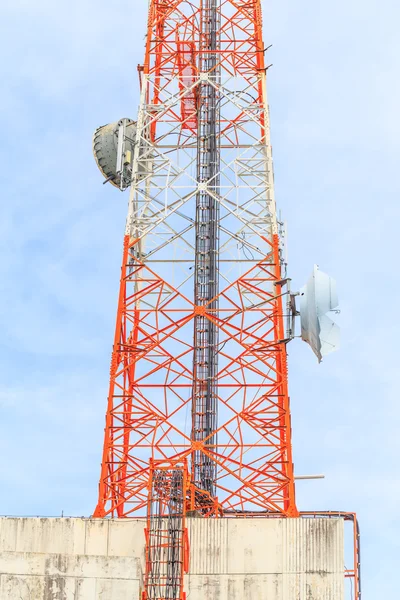 Edificio con antena de radio torre — Foto de Stock