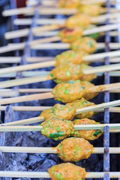 スラト タニ ローカル食糧 (肉魚のグリル) — ストック写真