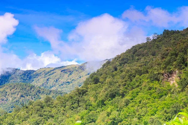 Blauwe hemel met berg in chaingmai thailand — Stockfoto